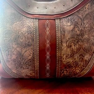 Designed for conceal carry, or easy phone access.